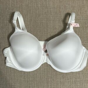 NWT Victoria’s Secret Body by Victoria lightly lined full coverage smooth Bra